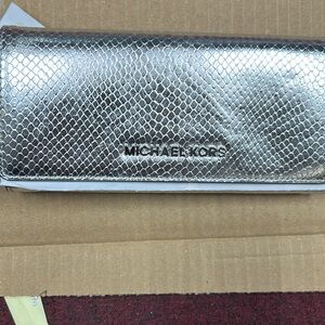 Michael Kors wallet in silver !!!! This wallet is very very spacious !!!